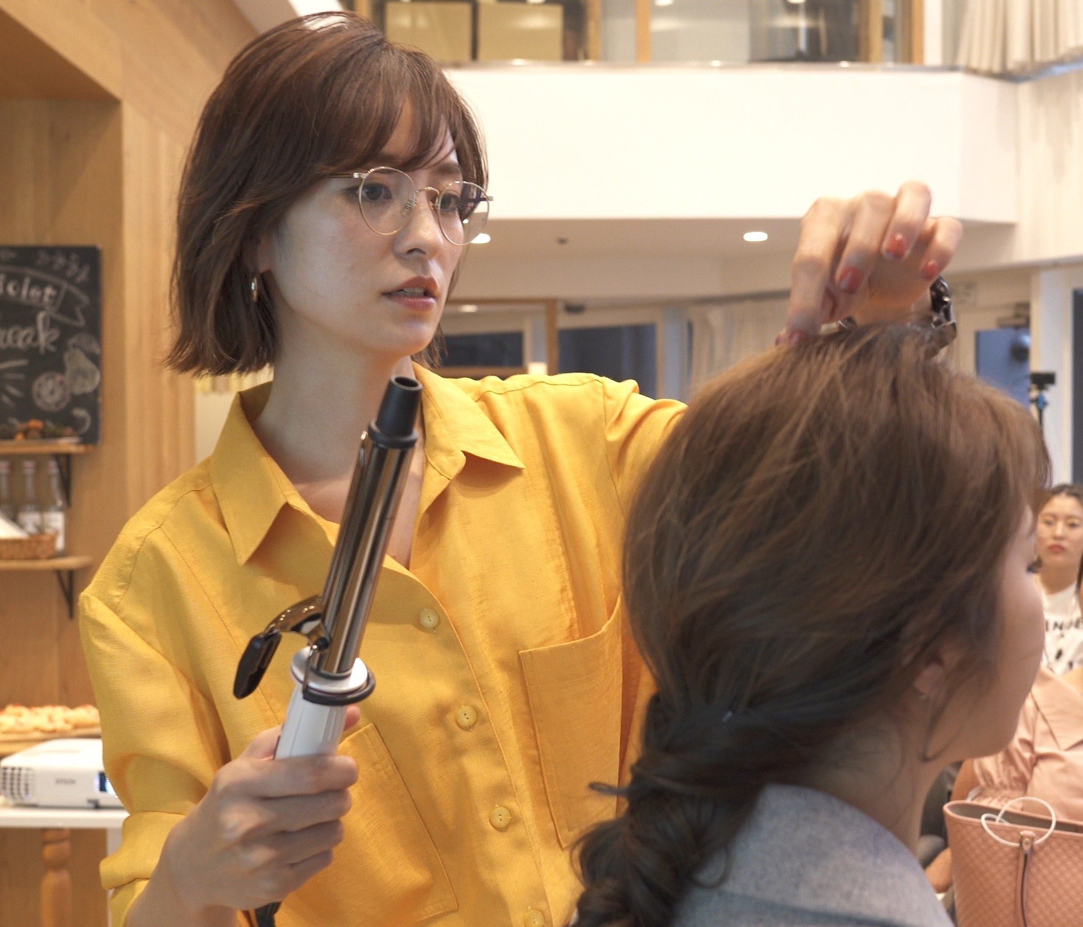 サロンスタイリストによるヘアスタイリング実演