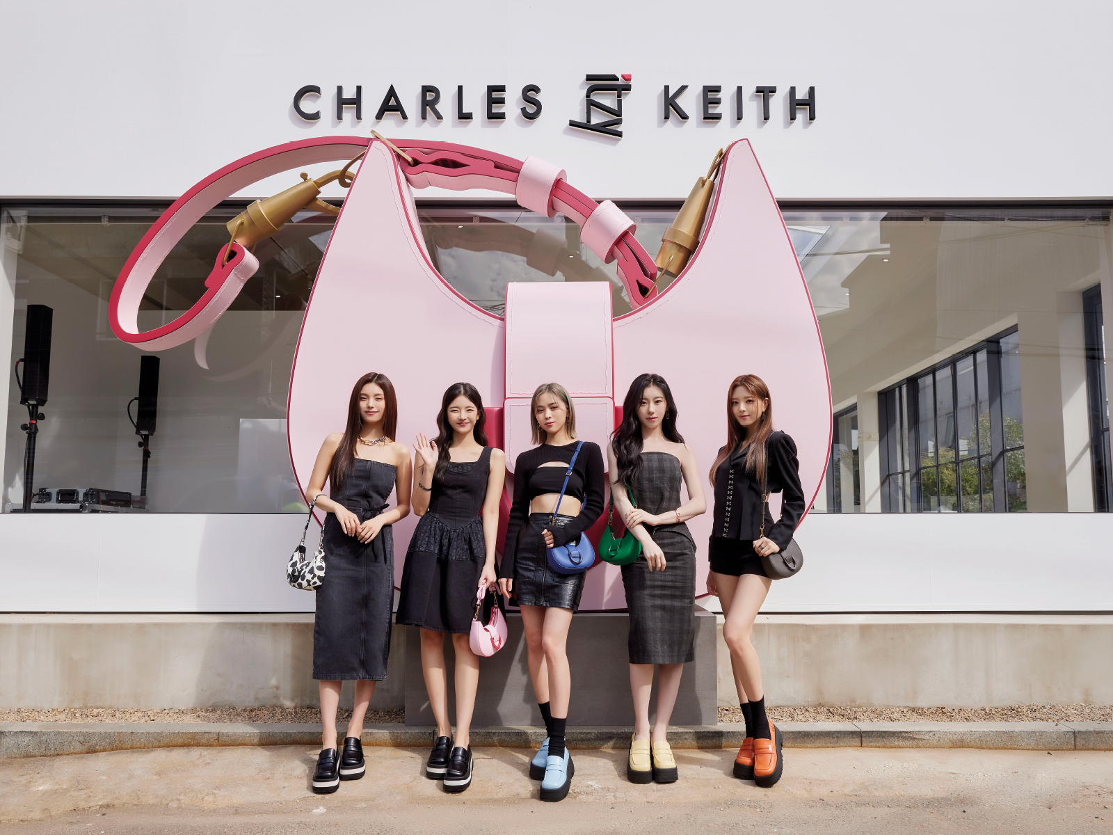 韓国・ソウルで開催された「CHARLES & KEITH」と”ITZY”のコラボPOP UP