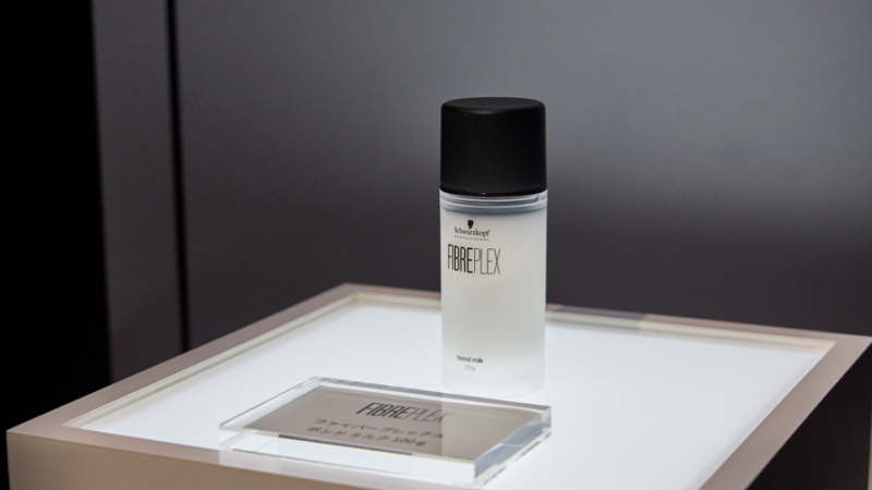 新製品「ボンドミルク」をお披露目